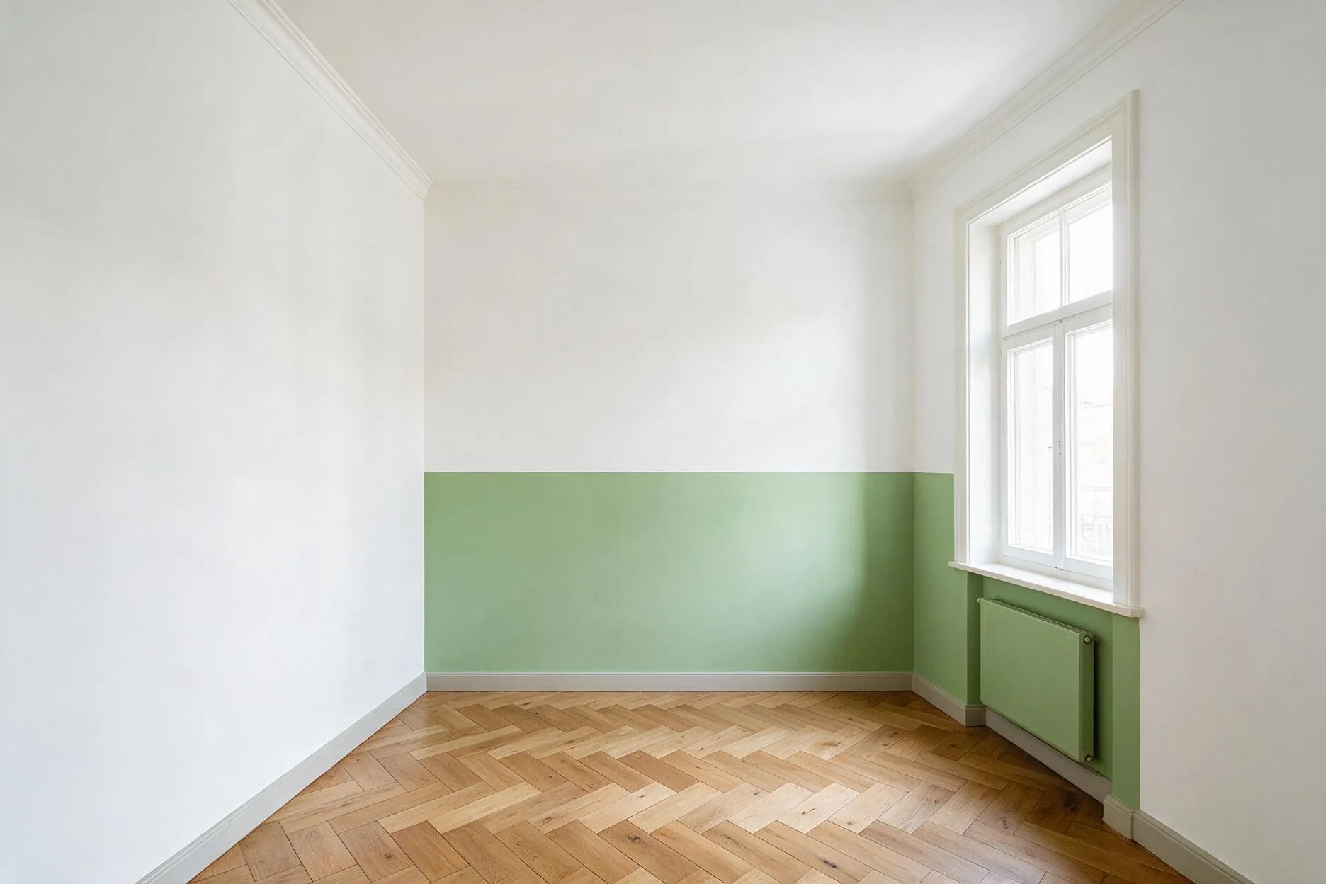 Dasselbe Zimmer nach dem Anstrich: weiße Wände, unterer Wandbereich in Salbeigrün, aufgearbeitetes Parkett